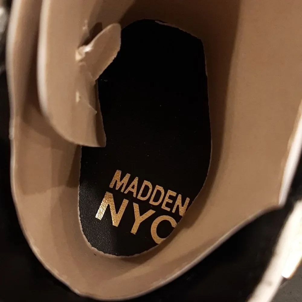 Steve Madden White Ankle Boots with Black Sole - Picture 11 of 11